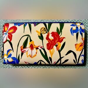 TORY BURCH PRINTED FLORAL ZIP CONTINENTAL WALLET IN PAINTED IRIS